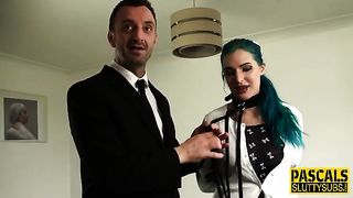 Синеволосая тёлка в ошейнике удолетворяется ласками БДСМ с мужчинами перед камерой